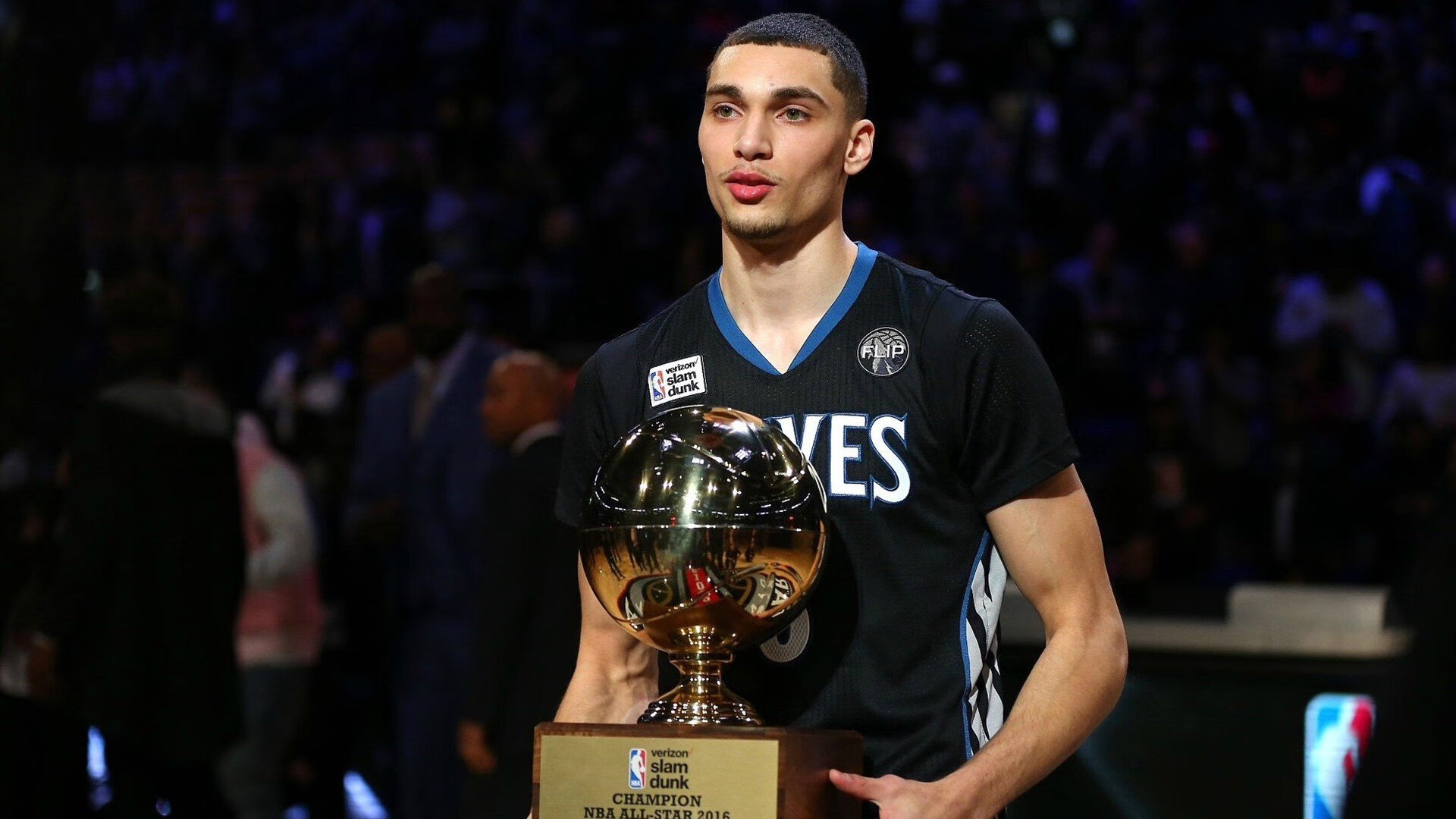 爱游戏入口-普劳德比赛中段紧咬领先集团,德普劳内受伤